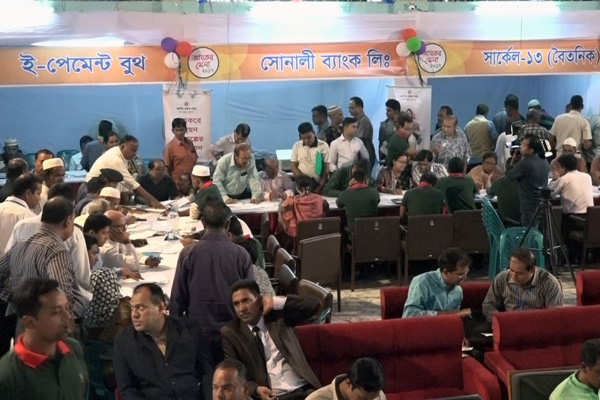 বরিশালে দ্বিতীয় দিনের মতো চলছে আয়কর মেলা