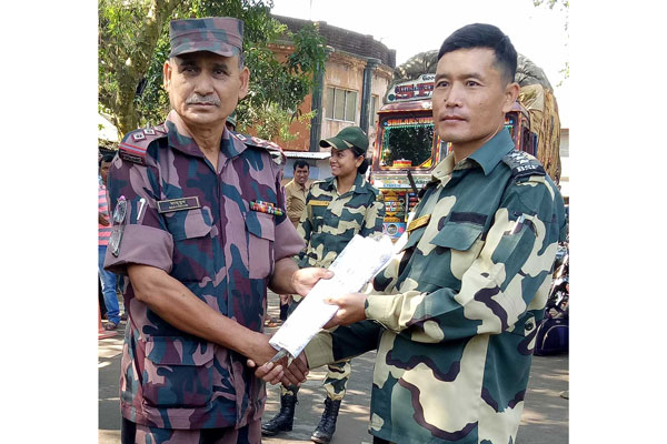 বিএসএফকে মিষ্টি ও ইলিশ মাছ উপহার বিজিবির