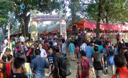 কঠিন চীবর দানোৎসবের জোয়ারে ভাসছে পাহাড়