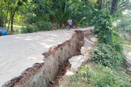 সদরপুর-চন্দ্রপাড়া সড়কে ভাঙন