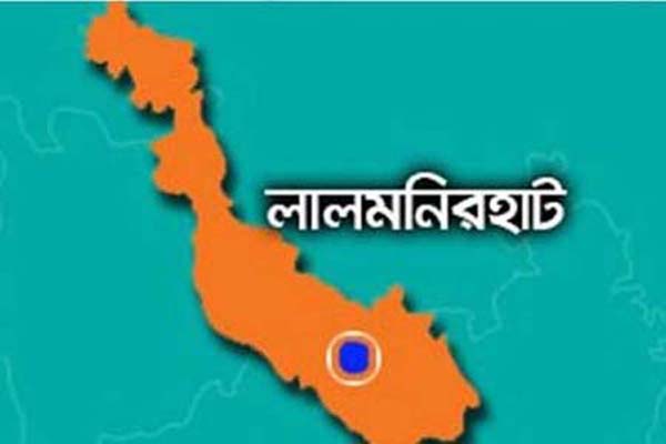 প্রেমে সাড়া না দেয়ায় ছাত্রীকে বখাটের চুমু