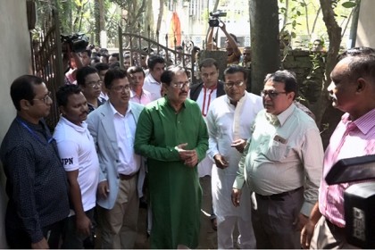 বাল্যকালের স্মৃতির সন্ধানে বরিশালের অলিগলিতে বিমান বন্দ্যোপাধ্যায়