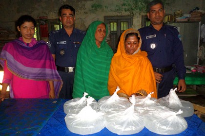 লামায় ২৪ লিটার চোলাই মদসহ ২ নারী আটক