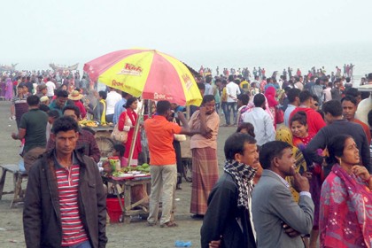 সন্ন্যাসী-পুণ্যার্থীদের পদচারণায় মুখরিত কুয়াকাটা সৈকত