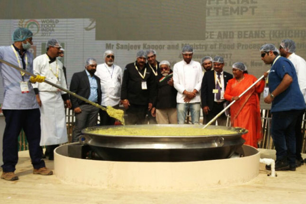 রেকর্ডের তাগিদে ৮০০ কেজি খিচুড়ি তৈরি!