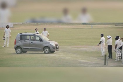 খেলা চলাকালীন মাঠে ঢুকে পড়ল গাড়ি, হতবাক ক্রিকেটাররা