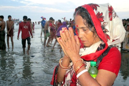 সূর্য ওঠার সাথে সাথে সনাতন ধর্মালবলম্বীদের কুয়াকাটায় স্নান সম্পন্ন