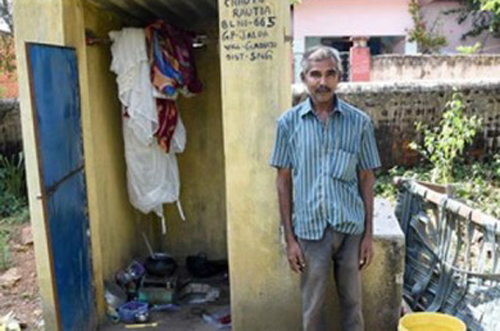 শৌচালয়কে ঘর বানিয়ে মাঠেই শৌচকর্ম সারেন এই দিনমজুর!