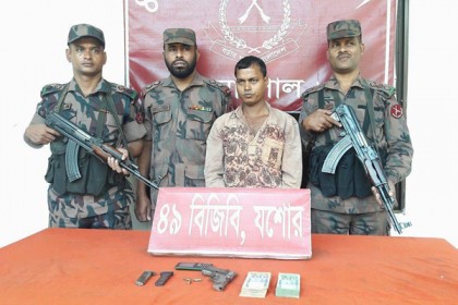 বেনাপোলে অস্ত্র-গুলিসহ ইজিবাইক চালক আটক 