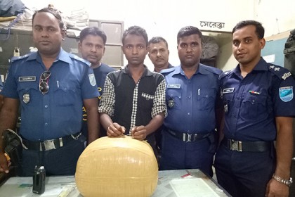 সিদ্ধিরগঞ্জে ৮ কেজি গাঁজাসহ মাদক ব্যবসায়ী গ্রেফতার 

