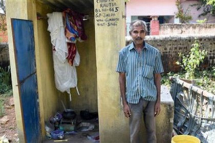 শৌচালয়কে ঘর বানিয়ে মাঠেই শৌচকর্ম সারেন এই দিনমজুর!