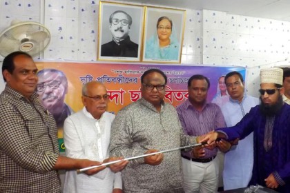 রাজশাহীর ১০০ দৃষ্টি প্রতিবন্ধী পেলেন জেলা পরিষদের সাদাছড়ি