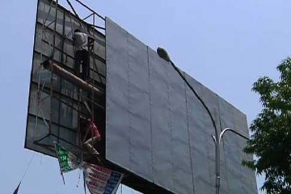 খুলনায় অবৈধ বিলবোর্ড উচ্ছেদ

