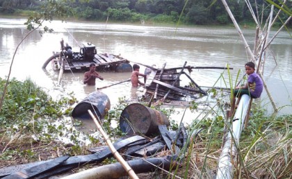 মাদারীপুরে থামছে না নদ-নদীতে অবৈধ বালু উত্তোলন