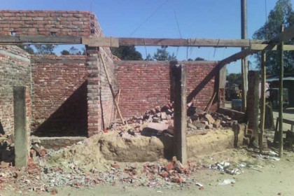 ঠাকুরগাঁওয়ে শহীদ মিনার ভেঙ্গে দোকান নির্মাণ