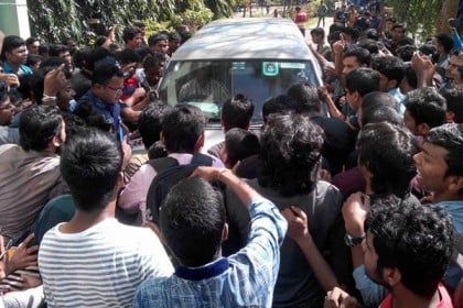 নজরুল বিশ্ববিদ্যালয়ের ভারপ্রাপ্ত ভিসি লাঞ্ছিত, গাড়ি ভাঙচুর