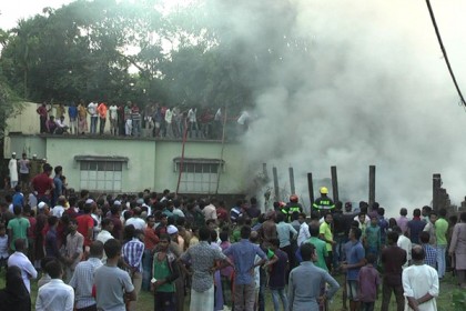 নেত্রকোনায় ভয়াবহ অগ্নিকাণ্ডে গোডাউন পুড়ে ছাই