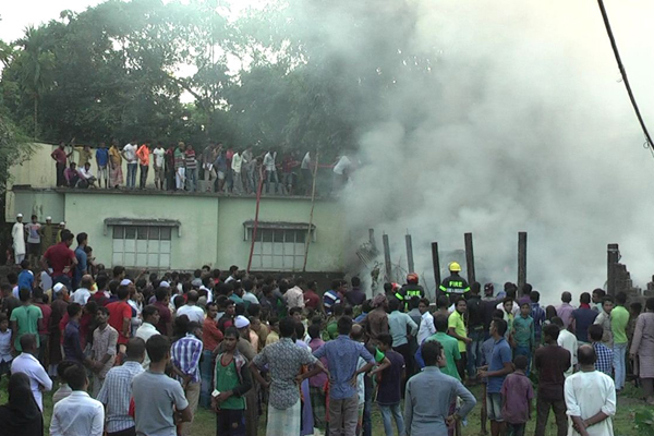 নেত্রকোনায় ভয়াবহ অগ্নিকাণ্ডে গোডাউন পুড়ে ছাই