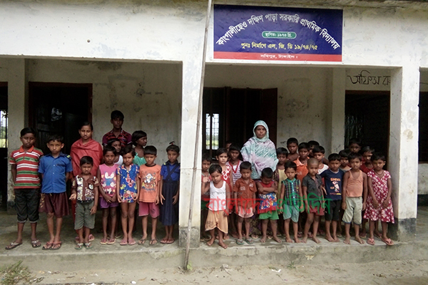 এক শিক্ষকেই চলছে প্রাথমিক বিদ্যালয়, একাই করেন সব কাজ!