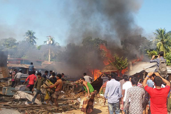 সাতক্ষীরায় ১০টি দোকান আগুনে পুড়ে ছাই