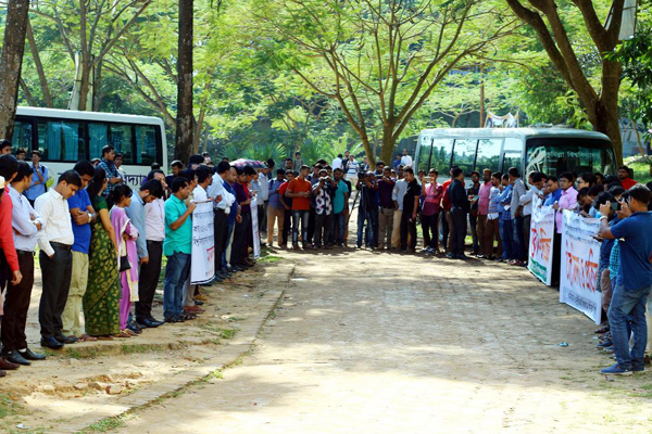কুবিতে শিক্ষকদের পাল্টাপাল্টি মানববন্ধন, স্থগিত ভর্তি পরীক্ষা