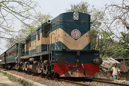 টাঙ্গাইলে ট্রেনে কাটা পড়ে প্রাণ গেল ২ জনের
