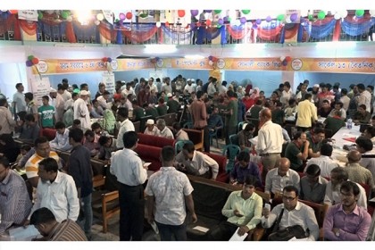 বরিশালে আয়কর মেলার শেষ দিনে উপচে পড়া ভীড়