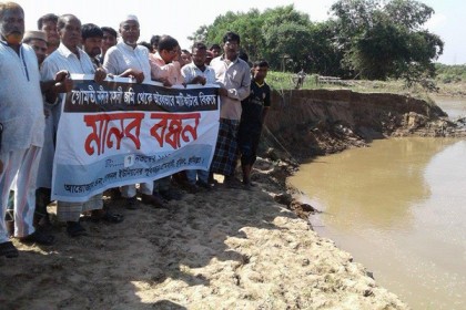 গোমতীর চরের মাটি কাটা বন্ধের দাবিতে কৃষকদের মানববন্ধন