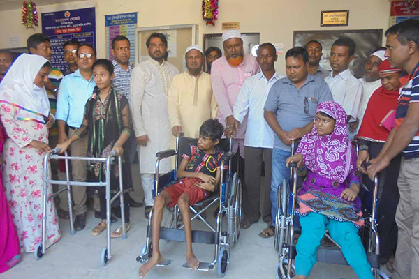 ভালুকায় প্রতিবন্ধীদের মাঝে হুইল চেয়ার বিতরণ