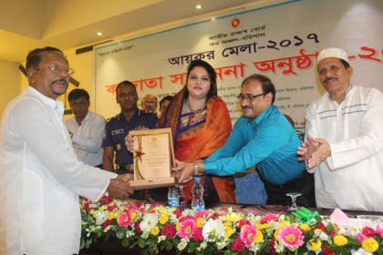 বরিশালে ৪৯ জন সেরা করদাতা ও ৬ কর বাহাদুরকে সম্মাননা
