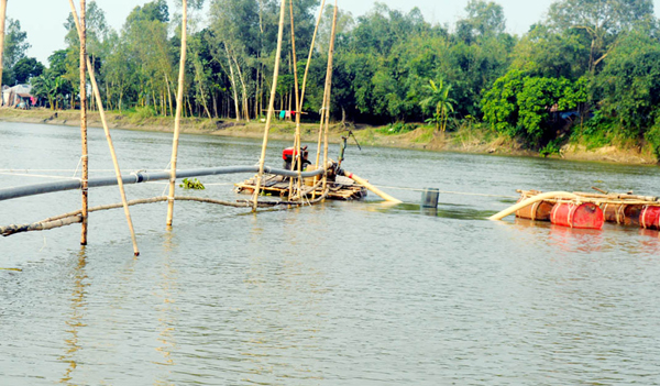 বগুড়ায় চলছে নদী থেকে অবৈধভাবে বালু উত্তোলনের উৎসব