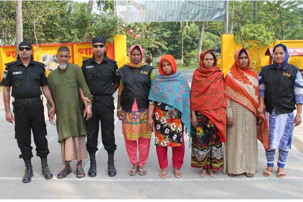 মাদারীপুরে মানব পাচারকারী চক্রের ৪ সদস্যসহ গ্রেফতার ৬