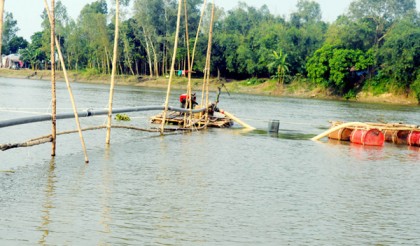 বগুড়ায় চলছে নদী থেকে অবৈধভাবে বালু উত্তোলনের উৎসব
