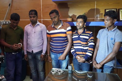 ফেনীতে ৫ ভুয়া ডিবি পুলিশ আটক