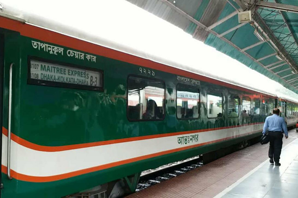 ঢাকায় ইমিগ্রেশন-কাস্টমস সেরে মৈত্রী এক্সপ্রেসের যাত্রা শুরু