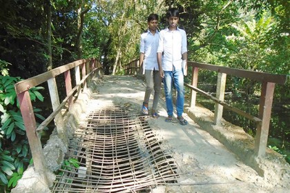 আগৈলঝাড়ায় ঝুঁকিপূর্ণ ব্রিজ, আতঙ্কে এলাকাবাসী