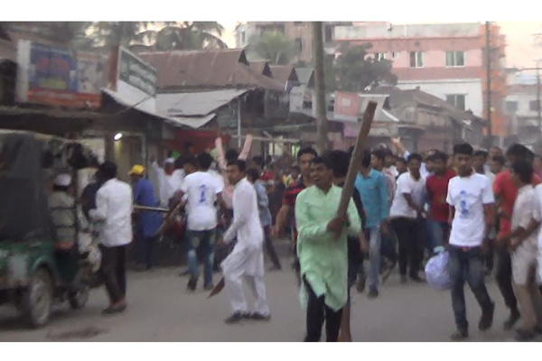 মুক্তাগাছায় যুবলীগের দু'গ্রুপের সংঘর্ষ, ককটেল বিস্ফোরণ