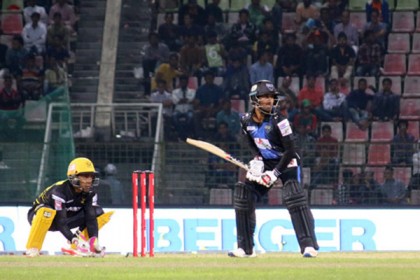 শুরুতেই মিরাজের আঘাত