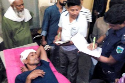 পাবনায় যুবলীগ কর্মীকে কুপিয়ে জখম