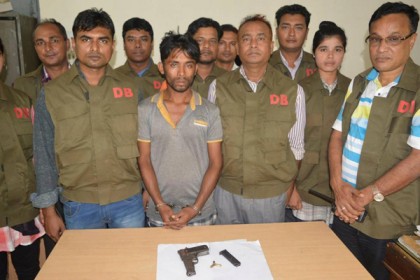 মুন্সীগঞ্জে বিদেশি পিস্তলসহ নৌ ডাকাত আটক