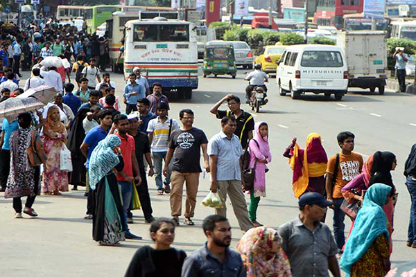 হঠাৎ রাজধানীতে গণপরিবহন সংকট