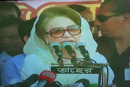 নেতাকর্মীদের বাধা দিয়ে সরকার ছোট মনের পরিচয় দিয়েছে : খালেদা
