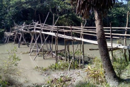 মোরেলগঞ্জে সেতুর দাবিতে ৫ শিক্ষা প্রতিষ্ঠানের মানববন্ধন