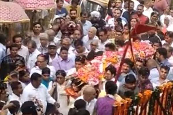 বাবার শবযাত্রায় ৪ মেয়ের আনন্দ নাচ! ভিডিও ভাইরাল
