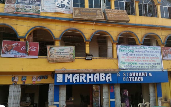 উপরে মমতার ছবি, নীচে মদের দোকান!