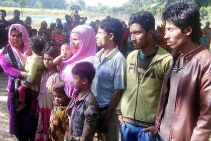 সাপাহার সীমান্তে শিশুসহ ১০ রোহিঙ্গা আটক
