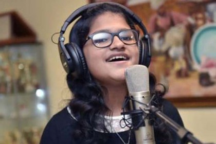 ৮৫টি ভাষায় গান গেয়ে বিশ্বরেকর্ড করতে চায় এই মেয়ে! 