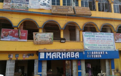 উপরে মমতার ছবি, নীচে মদের দোকান!