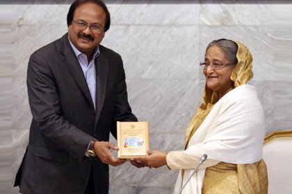 প্রধানমন্ত্রীকে নিয়মিত করদাতার সম্মান প্রদান