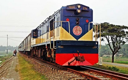 ভোগান্তিতে ট্রেন যাত্রীরা